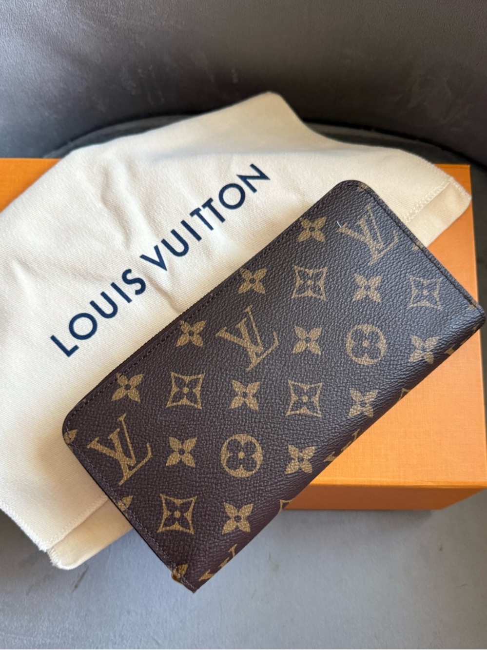 Louis Vuitton zippy wallet